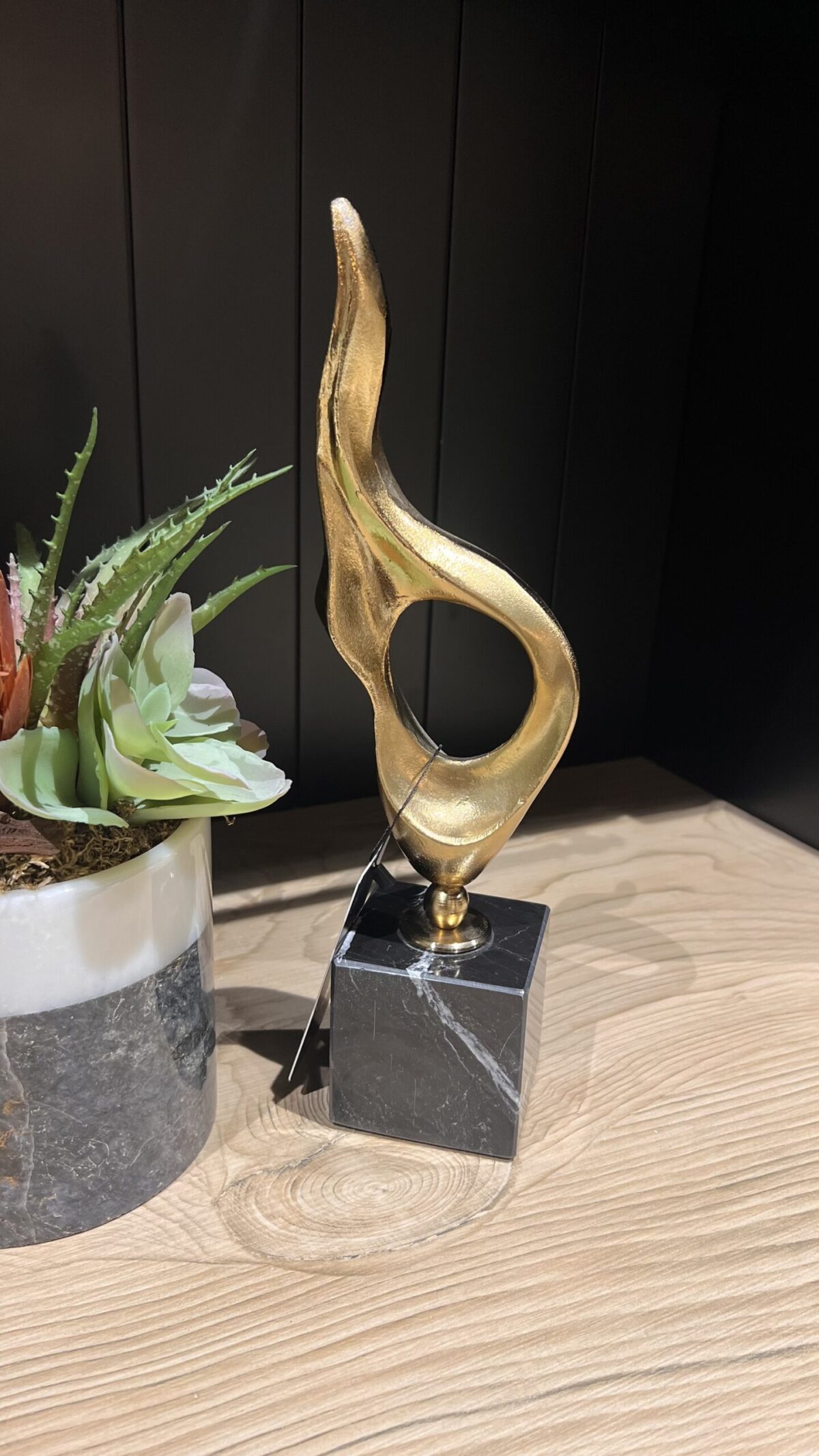 Soyut Alev Formlu Altın Renkli Heykel